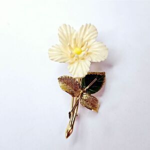 Vintage Wells Signed 14K Gold Filled Textured Cream Celluloid Flower Brooch Pin